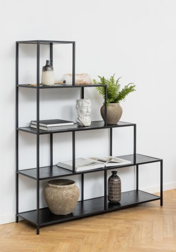 ACT NORDIC Seaford reol, m. 4 hylder - sort ask melamin og sort metal(H:150cm x135cm x 35cm)
