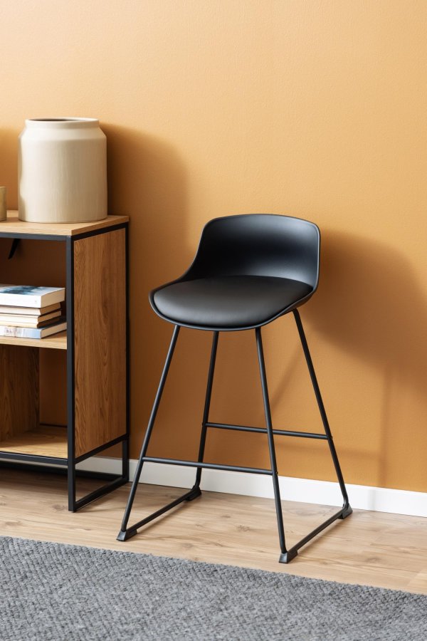 ACT NORDIC Tina Thekenstuhl, mit Rückenlehne und Fußstütze – schwarzes PU/Polypropylen und schwarzes Metall