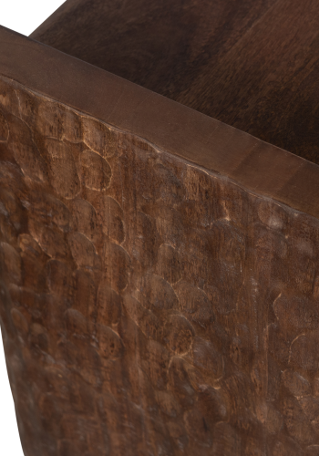 Träbänk med bearbetat trä i varmbrun färg