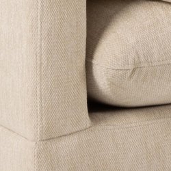 SOFAKONCEPT Cozy 2 pers. sofa, m. hjre chaiselong og 2 puder - creme stof og sort metal