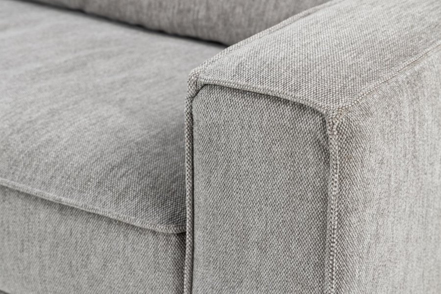 SOFAKONSEPT Cilla hjrnesofa, med venstre hvilemodul og 5 puter - lysegrt stoff og svart polypropylen