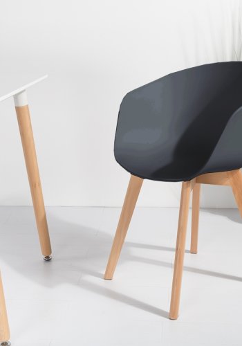 NORDLYS Alborg spisebordsstol, med armlener - sort polypropylen og naturlig tre