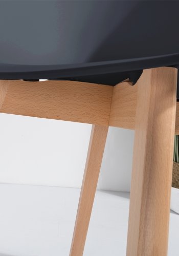 NORDLYS Alborg spisebordsstol, med armlener - sort polypropylen og naturlig tre