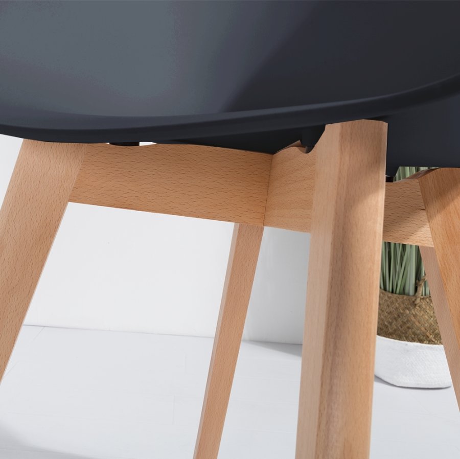 NORDLYS Alborg spisebordsstol, med armlener - sort polypropylen og naturlig tre