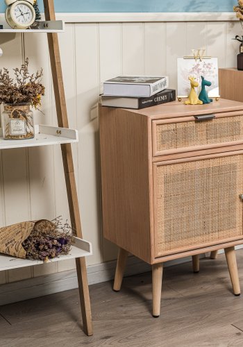 NORDLYS Nara Nachttisch, m. 1 Tür und 1 Schublade - braunes Rattan und Buche (42x36)