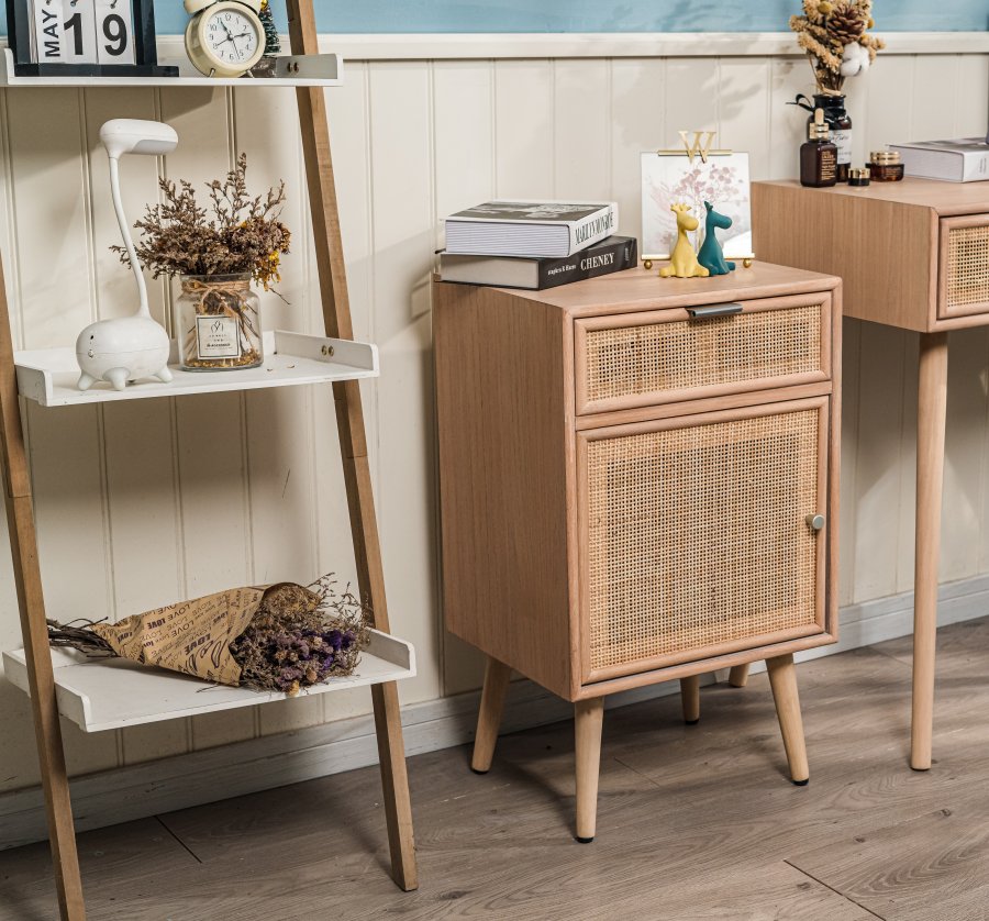 NORDLYS Nara Nachttisch, m. 1 Tür und 1 Schublade - braunes Rattan und Buche (42x36)