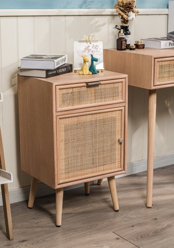NORDLYS Nara Nachttisch, m. 1 Tür und 1 Schublade - braunes Rattan und Buche (42x36)