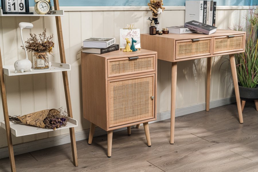 NORDLYS Nara Nachttisch, m. 1 Tür und 1 Schublade - braunes Rattan und Buche (42x36)