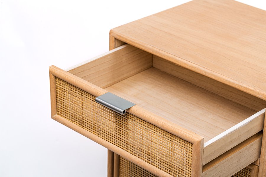 NORDLYS Nara Nachttisch, m. 1 Tür und 1 Schublade - braunes Rattan und Buche (42x36)