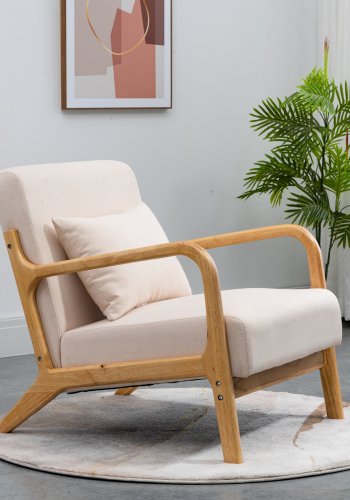 NORDLYS Ohama Loungesessel mit Armlehnen – beiger Stoff und natürliches Kautschukholz