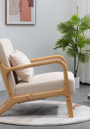 NORDLYS Ohama Loungesessel mit Armlehnen – beiger Stoff und natürliches Kautschukholz