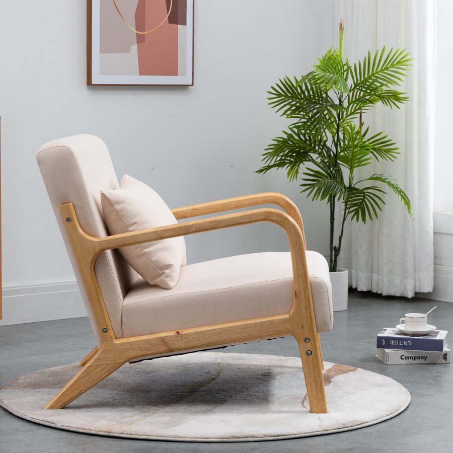 NORDLYS Ohama Loungesessel mit Armlehnen – beiger Stoff und natürliches Kautschukholz