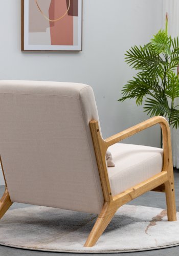 NORDLYS Ohama Loungesessel mit Armlehnen – beiger Stoff und natürliches Kautschukholz