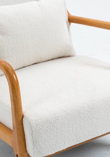 NORDLYS Ohama Loungesessel mit Armlehnen – weißer Stoff und natürliches Kautschukholz