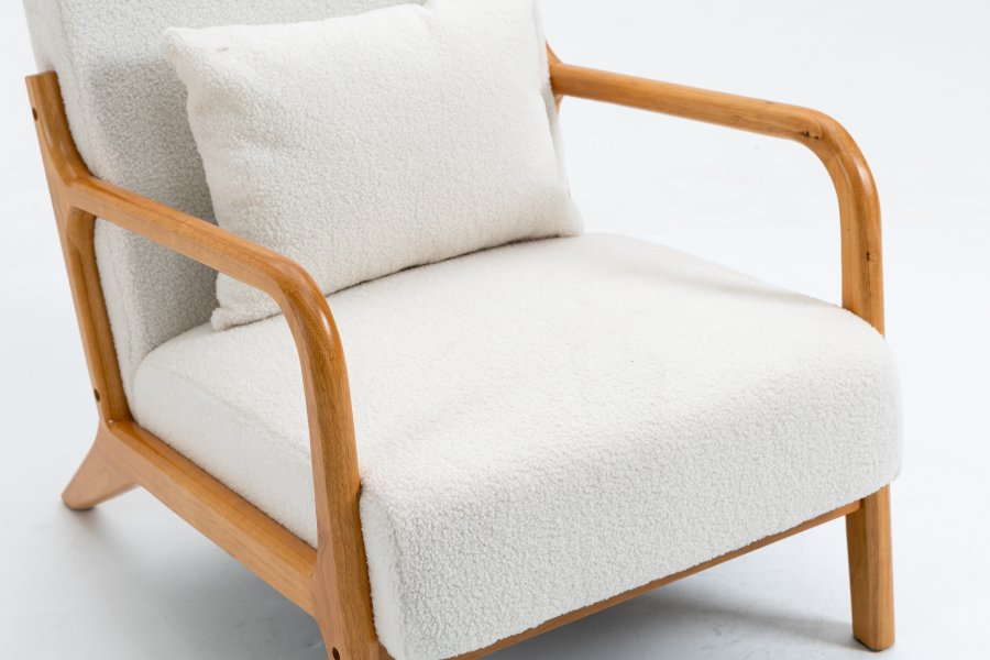 NORDLYS Ohama Loungesessel mit Armlehnen – weißer Stoff und natürliches Kautschukholz