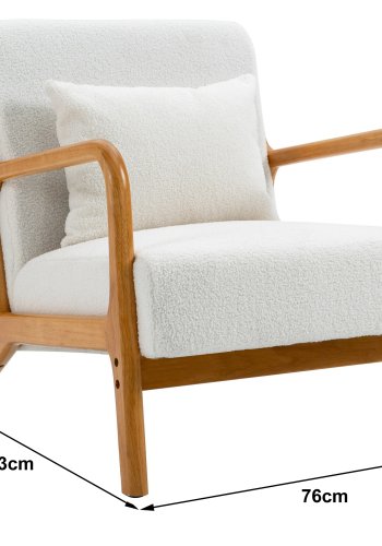 NORDLYS Ohama Loungesessel mit Armlehnen – weißer Stoff und natürliches Kautschukholz