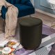 NORDLYS Soka Pouf, rund – brauner Samt und braunes Holz (35)