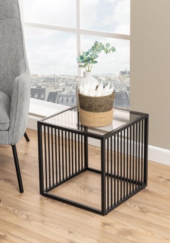 ACT NORDIC Strington Beistelltisch, quadratisch – Rauchglas und schwarzer Stahl (40x40)