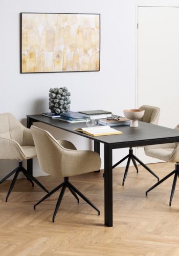 ACT NORDIC Brenda Esszimmerstuhl, mit Armlehnen und Drehfunktion – beiger Stoff und schwarzes Metall