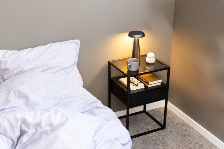 ACT NORDIC Randolf natbord, m. 1 hylde og 1 skuffe - rg glas, sort ask melamin, sort stl (40x35)