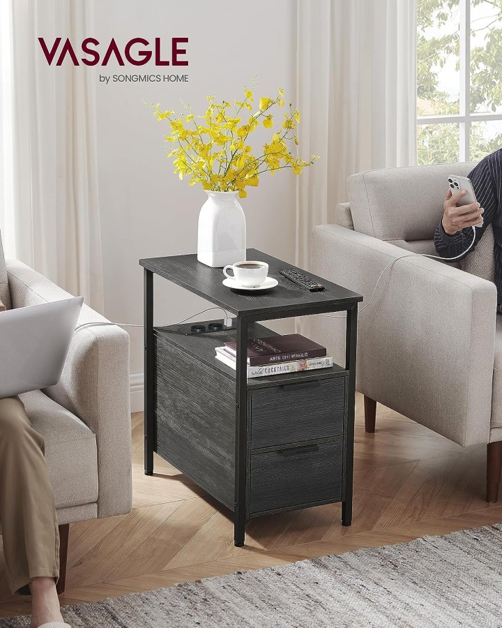 VASAGLE Beistelltisch, mit Netzstecker und 2 Schubladen – anthrazitgraue Spanplatte und schwarzer Stahl (60x35)