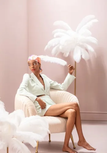 KARE DESIGN Feather Palm bordlampe - hvit strutsefjr og messingstl