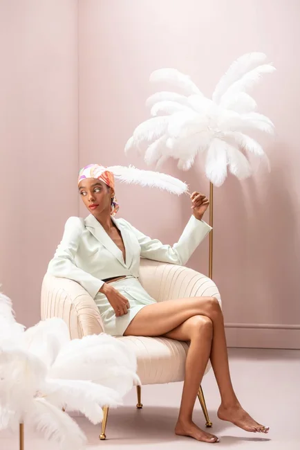 KARE DESIGN Feather Palm bordlampe - hvit strutsefjr og messingstl