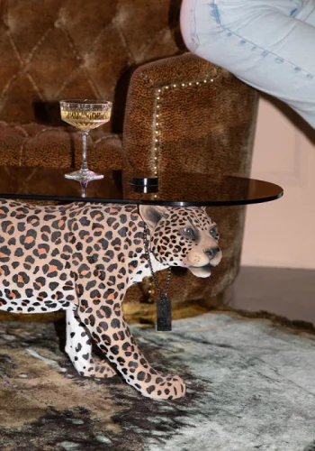 BOLD MONKEY Dope as hell Couchtisch – rauchschwarzes Glas und mehrfarbiges Panther-geflecktes Harz (90 x 40)