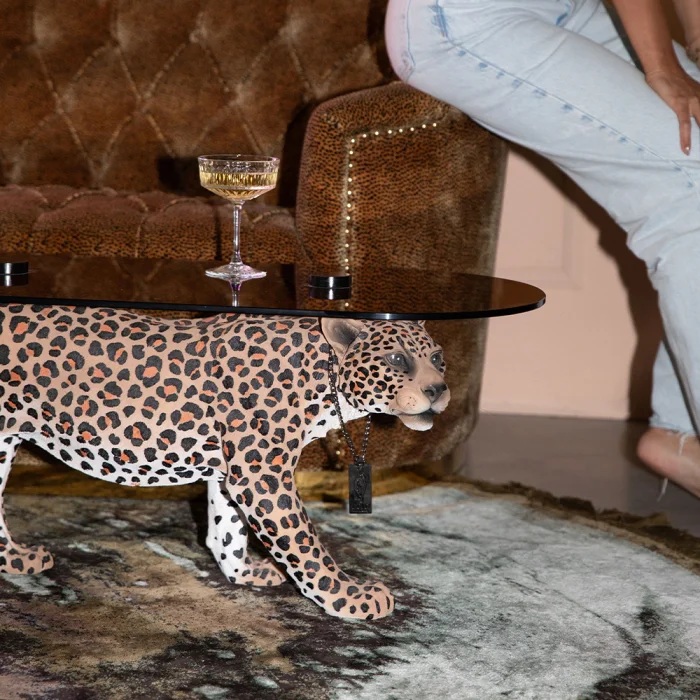 BOLD MONKEY Dope as hell Couchtisch – rauchschwarzes Glas und mehrfarbiges Panther-geflecktes Harz (90 x 40)