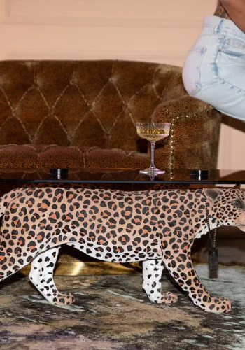 BOLD MONKEY Dope as hell Couchtisch – rauchschwarzes Glas und mehrfarbiges Panther-geflecktes Harz (90 x 40)