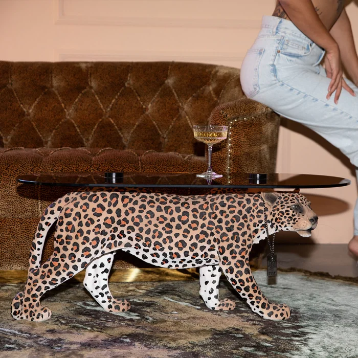 BOLD MONKEY Dope as hell Couchtisch – rauchschwarzes Glas und mehrfarbiges Panther-geflecktes Harz (90 x 40)