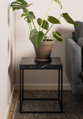 
ACT NORDIC Barossa sofabord - kvadratisk, bordplate sort marmor marquina med ru papiroverflate, stel matt sort pulverlakkert stål
