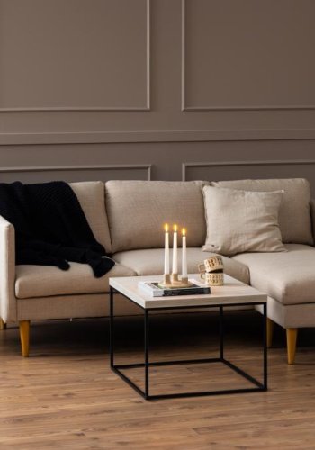 ACT NORDIC Milly 2-Sitzer-Sofa mit Chaiselongue, wendbar – beiger Stoff und Naturkautschukholz