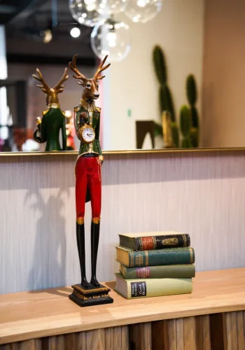 KARE DESIGN Gentleman Deer bordklokke - glass og flerfarget polyresin (H:72)