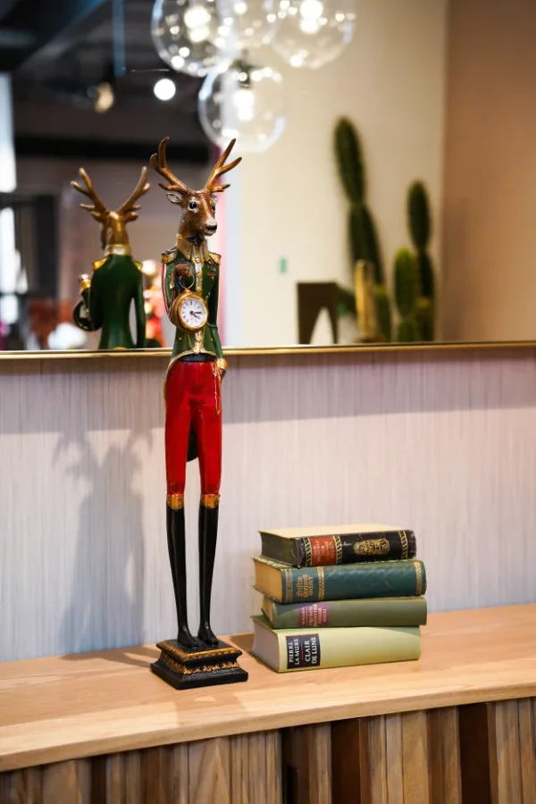 KARE DESIGN Gentleman Deer bordklokke - glass og flerfarget polyresin (H:72)