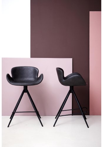 DAN-FORM Gaia Barhocker, mit Rückenlehne und Fußstütze – Vintage schwarzes Kunstleder und schwarzer Stahl