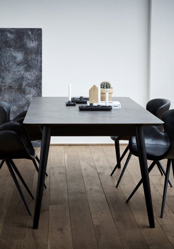 DAN-FORM GAIA Lenestol Vintage svart kunstskinn med svarte ben