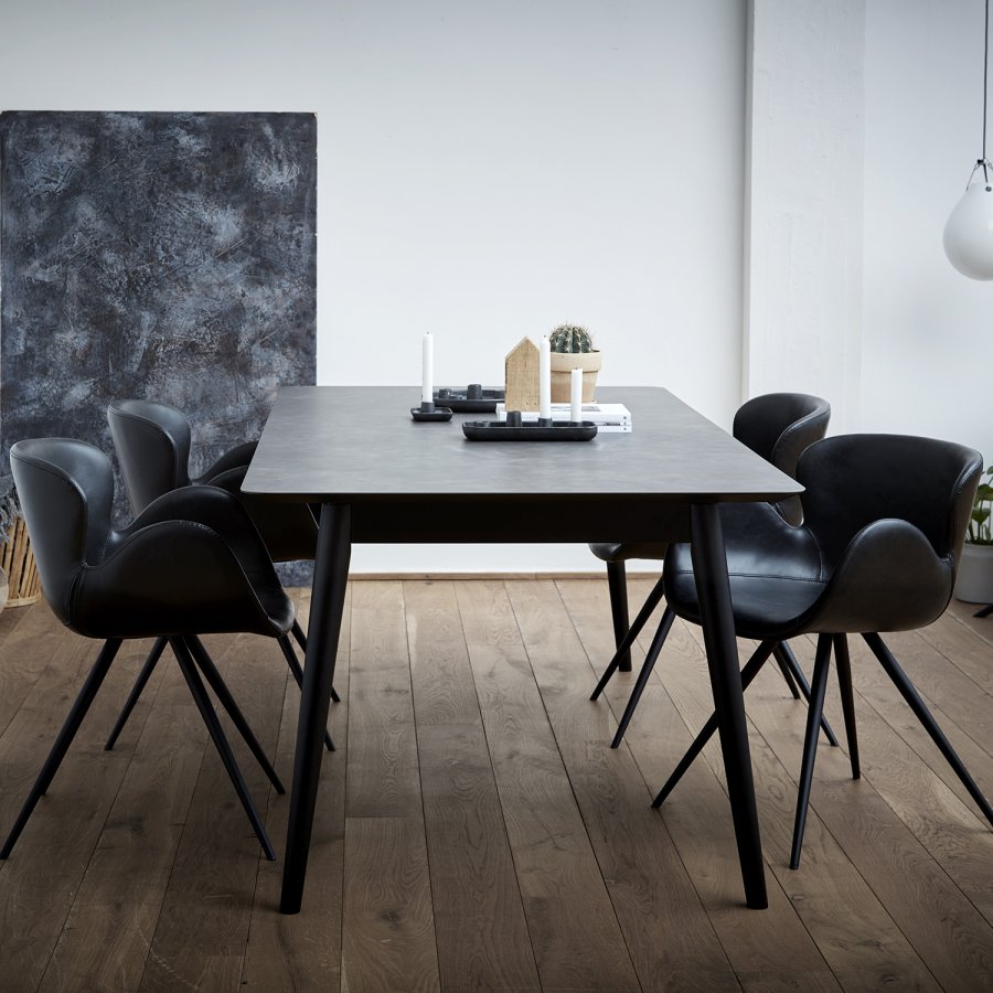 DAN-FORM GAIA Lenestol Vintage svart kunstskinn med svarte ben