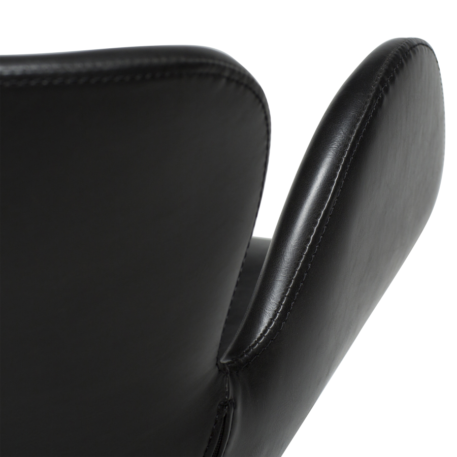 DAN-FORM GAIA Lenestol Vintage svart kunstskinn med svarte ben