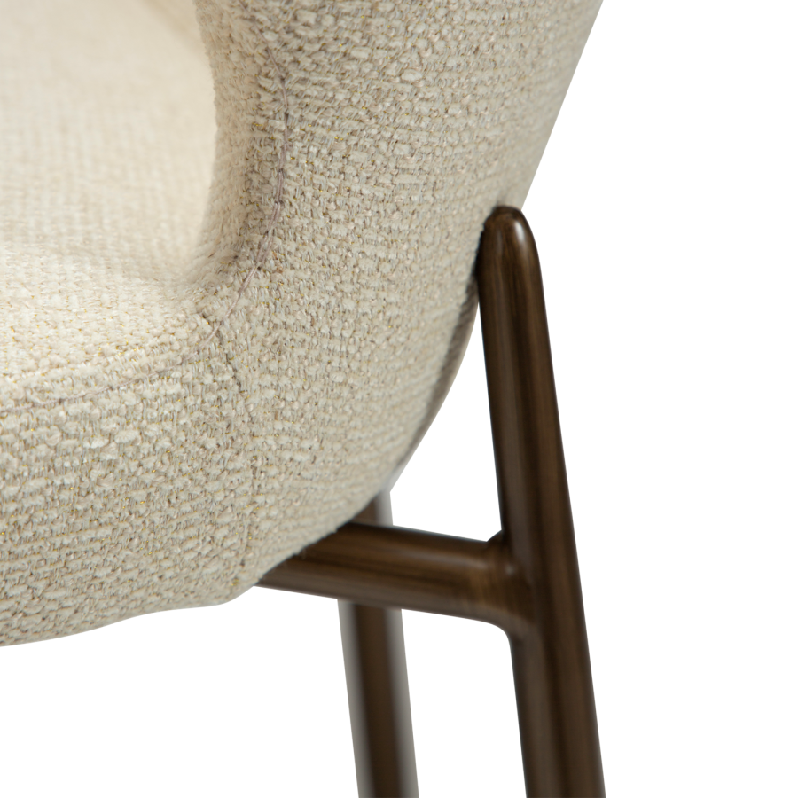 DANFORM Glory spisebordsstol - matteret mandel bouclstof m. glimmer og antik messing stl