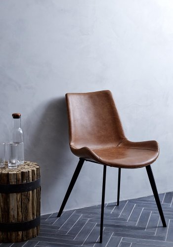 DAN-FORM Hype matbordsstol - vintage ljusbrunt konstläder och svart stl