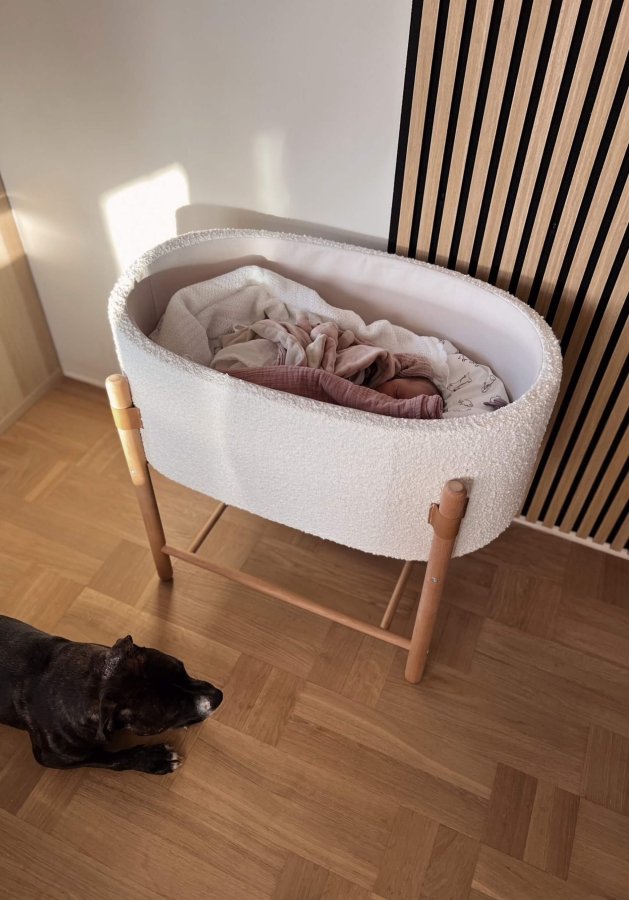 KAVE HOME Adara hvit fleece mosekurv med massiv bk ben 69 x 46 cm