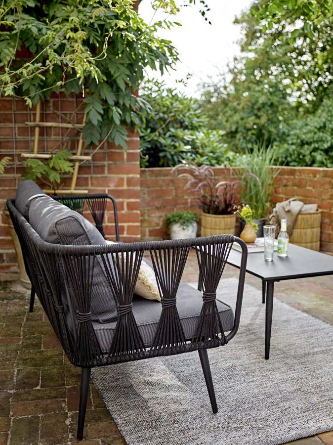 BLOOMINGVILLE Pavone Gartensofa, mit Armlehnen und dunkelgrauen Kissen – schwarzes Polyesterseil und schwarzes Metall