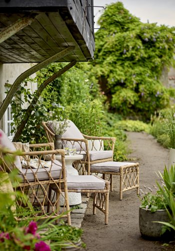 BLOOMINGVILLE Belluce Outdoor Loungesessel, mit Hocker, Armlehnen und Kissen – natürliches Polyrattan