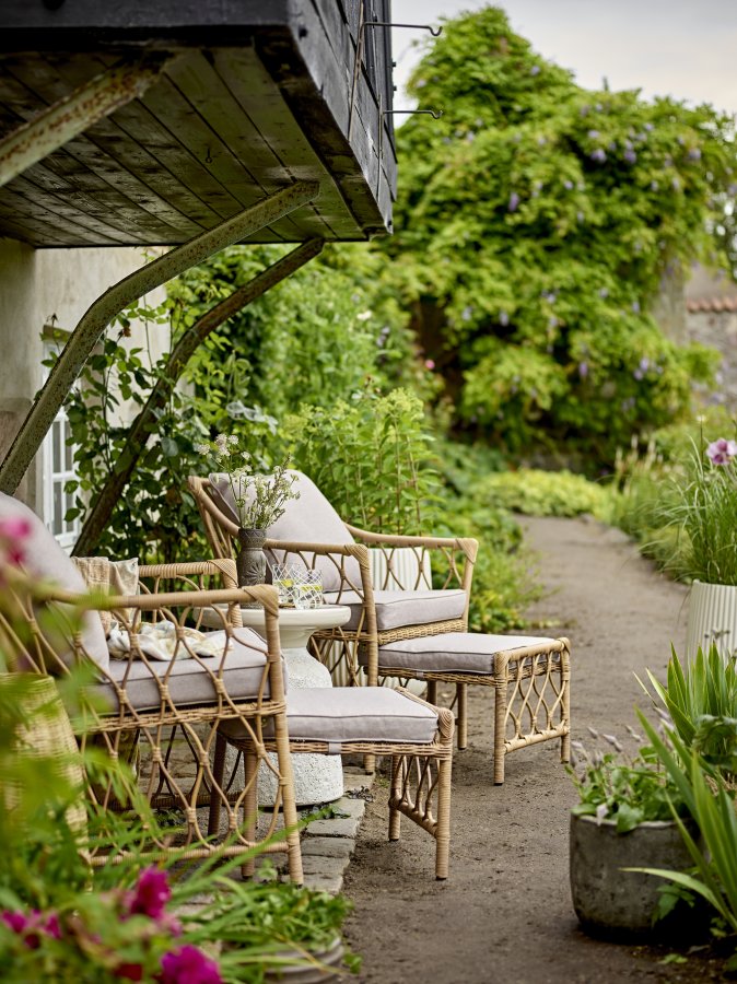 BLOOMINGVILLE Belluce Outdoor Loungesessel, mit Hocker, Armlehnen und Kissen – natürliches Polyrattan