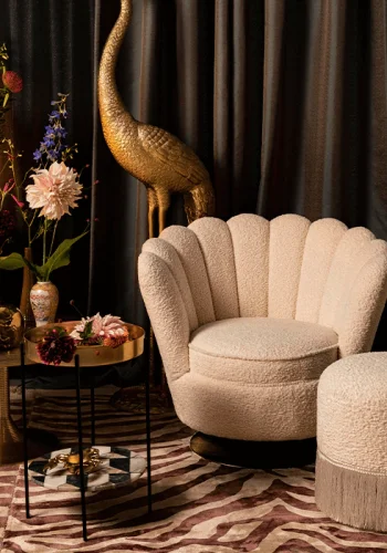 BOLD MONKEY Mother Of All Shells Drehstuhl, mit Armlehnen – weißer Teddybärstoff, Polyester und goldener Stahl