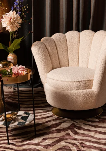 BOLD MONKEY Mother Of All Shells Drehstuhl, mit Armlehnen – weißer Teddybärstoff, Polyester und goldener Stahl