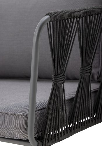 BLOOMINGVILLE Pavone Gartensofa, mit Armlehnen und dunkelgrauen Kissen – schwarzes Polyesterseil und schwarzes Metall