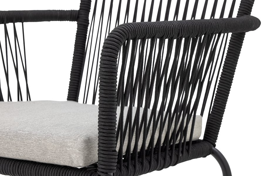 BLOOMINGVILLE Santino Gartenstuhl, mit Armlehnen und grauem Kissen – schwarzes Polyesterseil und schwarzes Metall