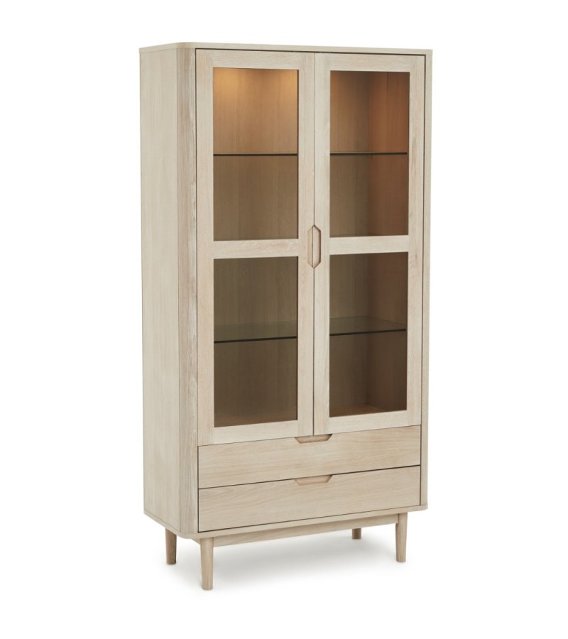 Nyborg Vitrine, mit LED-Licht, 2 Glastüren, 3 Glasböden, 2 Schubladen – weiß geöltes Eichenfurnier